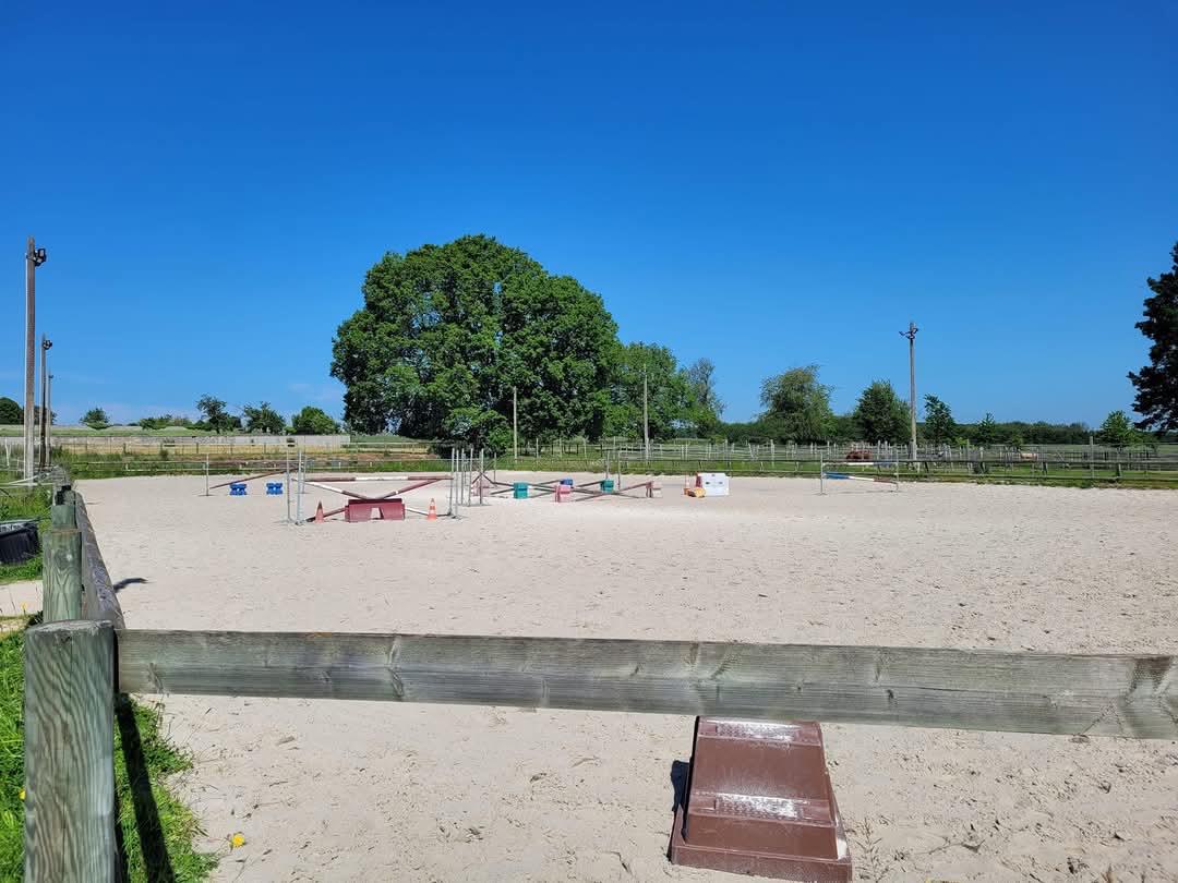 La carrière extérieure, équipée pour le saut et le travail à pied, fait partie des installations équestres complètes du Val-d’Oise.